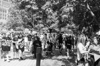 TORONONONONONTO, ONTARIO, CANADA - 6 Haziran 2020: Siyahi Yaşamlar ve George Floyd 'un ölümü ve polis adaletsizliğine karşı dayanışma içinde.