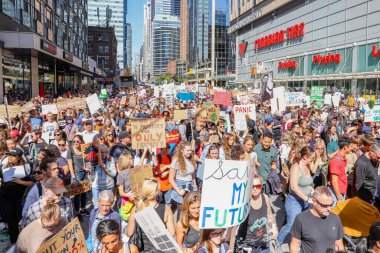 TORONONTO, ONTARIO, CANADA - 27 Eylül 2019: 'Gelecek İçin Cuma' iklim değişikliği protestosu. Küresel İklim Grevi 'nde binlerce insan pankartlarla yürüyor