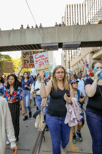 TORONONTO, ONTARIO, CANADA - 27 Eylül 2019: 'Gelecek İçin Cuma' iklim değişikliği protestosu. Küresel İklim Grevi 'nde binlerce insan pankartlarla yürüyor