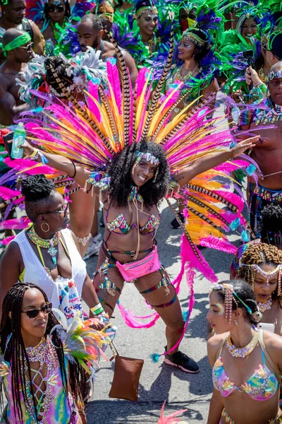TORONONTO, ONTARIO, CANADA - 3 Ağustos 2019: Kuzey Amerika 'nın en büyük sokak festivallerinden biri olan Toronto Karayip Karnaval Büyük Geçidi katılımcıları.