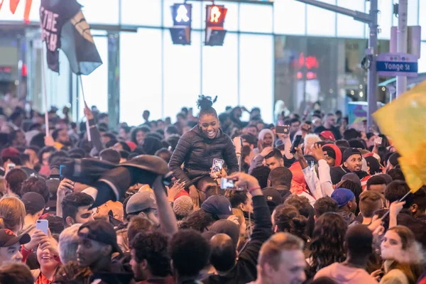 Οπαδοί Των Toronto Raptors Γιορτάζουν Όταν Raptors Νίκησαν Τους Πρωταθλητές — Φωτογραφία Αρχείου