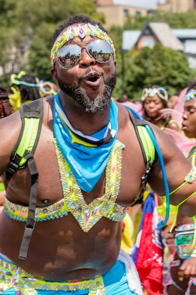 TORONONTO, ONTARIO, CANADA - 3 Ağustos 2019: Kuzey Amerika 'nın en büyük sokak festivallerinden biri olan Toronto Karayip Karnaval Büyük Geçidi katılımcıları.