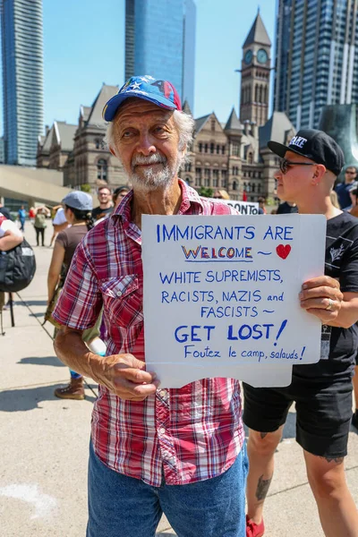 Toronto Ontatio Canada 2018 Protester Holding Sign Read Immigrants Welcome — 스톡 사진