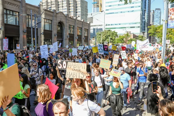 TORONONTO, ONTARIO, CANADA - 27 Eylül 2019: 'Gelecek İçin Cuma' iklim değişikliği protestosu. Küresel İklim Grevi 'nde binlerce insan pankartlarla yürüyor