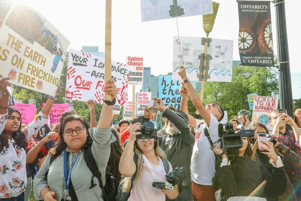 TORONONTO, ONTARIO, CANADA - 27 Eylül 2019: 'Gelecek İçin Cuma' iklim değişikliği protestosu. Küresel İklim Grevi 'nde binlerce insan pankartlarla yürüyor
