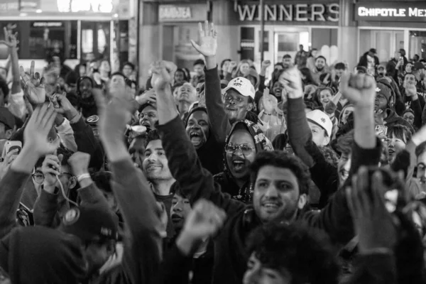 Οπαδοί Των Toronto Raptors Γιορτάζουν Όταν Raptors Νίκησαν Τους Πρωταθλητές — Φωτογραφία Αρχείου