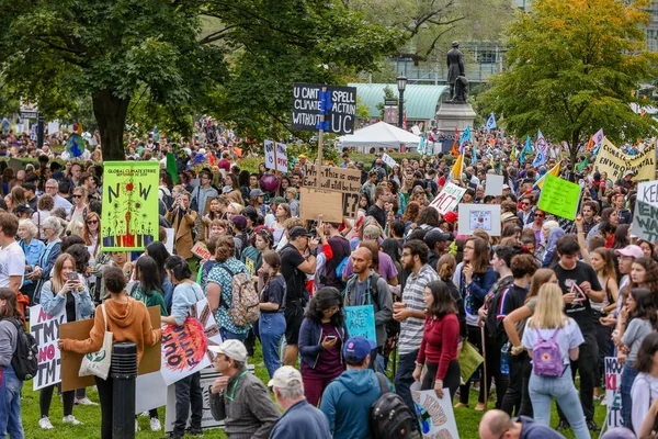 2019年9月27日 堪萨斯州 未来星期五 气候变化抗议 数以千计的人带着全球气候大罢工的迹象游行 — 图库照片