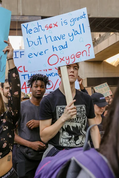 2019年9月27日 堪萨斯州 未来星期五 气候变化抗议 数以千计的人带着全球气候大罢工的迹象游行 — 图库照片