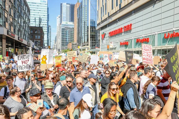TORONONTO, ONTARIO, CANADA - 27 Eylül 2019: 'Gelecek İçin Cuma' iklim değişikliği protestosu. Küresel İklim Grevi 'nde binlerce insan pankartlarla yürüyor