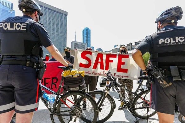 Toronto Ontario Canada August 2018 Protesters Stand Front Police Holding — Stock Photo, Image