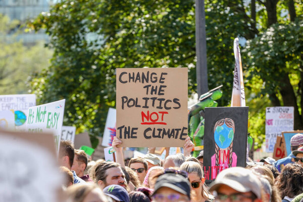 ТОРОНТО, ОНТАРИО, КАНАДА - 27 СЕНТЯБРЯ 2019 года: Протест против изменения климата "Пятницы за будущее". Тысячи людей маршируют со знаками на Всемирной климатической забастовке