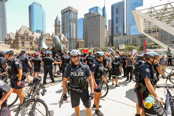 Toronto Ontario Canada August 2018 Toronto Police Form Protective Circle — Stock Photo, Image