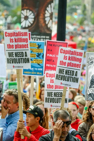 TORONONTO, ONTARIO, CANADA - 27 Eylül 2019: 'Gelecek İçin Cuma' iklim değişikliği protestosu. Küresel İklim Grevi 'nde binlerce insan pankartlarla yürüyor