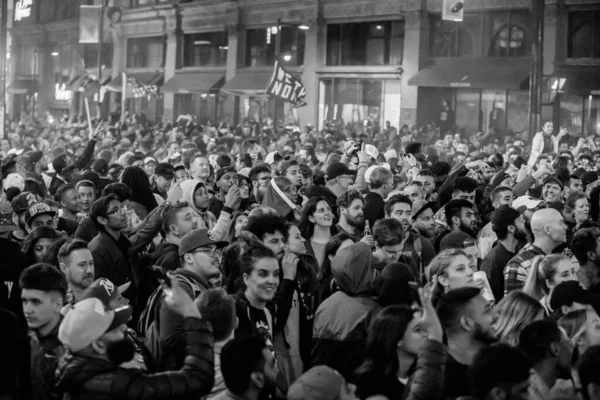 Οπαδοί Των Toronto Raptors Γιορτάζουν Όταν Raptors Νίκησαν Τους Πρωταθλητές — Φωτογραφία Αρχείου