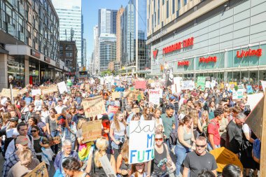 TORONONTO, ONTARIO, CANADA - 27 Eylül 2019: 'Gelecek İçin Cuma' iklim değişikliği protestosu. Küresel İklim Grevi 'nde binlerce insan pankartlarla yürüyor