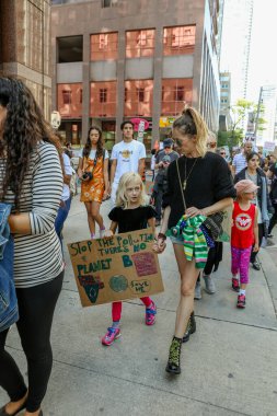 TORONONTO, ONTARIO, CANADA - 27 Eylül 2019: 'Gelecek İçin Cuma' iklim değişikliği protestosu. Küresel İklim Grevi 'nde binlerce insan pankartlarla yürüyor