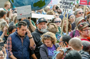 TORONONTO, ONTARIO, CANADA - 27 Eylül 2019: 'Gelecek İçin Cuma' iklim değişikliği protestosu. Küresel İklim Grevi 'nde binlerce insan pankartlarla yürüyor