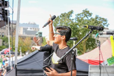 TORONONTO, ONTARIO, CANADA - 27 Eylül 2019: 'Gelecek İçin Cuma' iklim değişikliği protestosu. Küresel İklim Grevi 'nde binlerce insan pankartlarla yürüyor