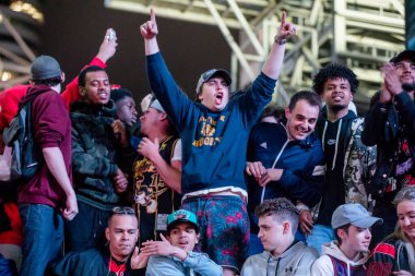 Toronto Raptors taraftarları, 14 Haziran 2019 'da Toronto, Kanada' da oynanan ilk NBA şampiyonluğunu kazanan Raptor 'ların mağlup edilmesini kutluyorlar. Raptorlar, Amerika dışında basketbol şampiyonluğunu kazanan ilk takım..