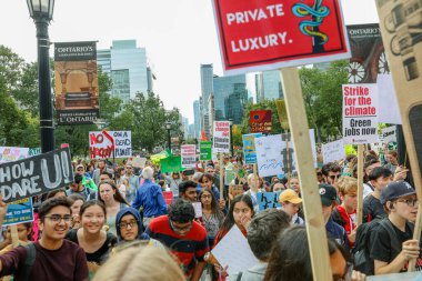 TORONONTO, ONTARIO, CANADA - 27 Eylül 2019: 'Gelecek İçin Cuma' iklim değişikliği protestosu. Küresel İklim Grevi 'nde binlerce insan pankartlarla yürüyor