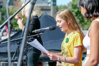 TORONONTO, ONTARIO, CANADA - 27 Eylül 2019: 'Gelecek İçin Cuma' iklim değişikliği protestosu. Küresel İklim Grevi 'nde binlerce insan pankartlarla yürüyor
