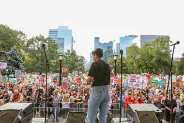 TORONONTO, ONTARIO, CANADA - 27 Eylül 2019: 'Gelecek İçin Cuma' iklim değişikliği protestosu. Küresel İklim Grevi 'nde binlerce insan pankartlarla yürüyor