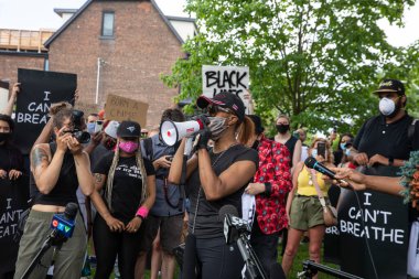 TORONONONONONTO, ONTARIO, CANADA - 6 Haziran 2020: Siyahi Yaşamlar ve George Floyd 'un ölümü ve polis adaletsizliğine karşı dayanışma içinde.