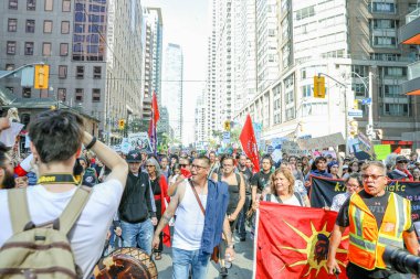 TORONONTO, ONTARIO, CANADA - 27 Eylül 2019: 'Gelecek İçin Cuma' iklim değişikliği protestosu. Küresel İklim Grevi 'nde binlerce insan pankartlarla yürüyor