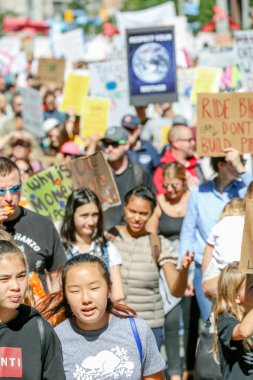 TORONONTO, ONTARIO, CANADA - 27 Eylül 2019: 'Gelecek İçin Cuma' iklim değişikliği protestosu. Küresel İklim Grevi 'nde binlerce insan pankartlarla yürüyor