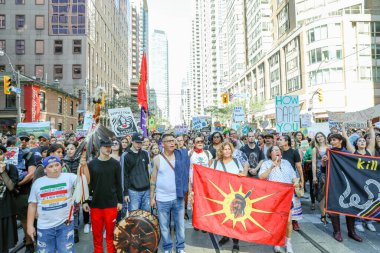 TORONONTO, ONTARIO, CANADA - 27 Eylül 2019: 'Gelecek İçin Cuma' iklim değişikliği protestosu. Küresel İklim Grevi 'nde binlerce insan pankartlarla yürüyor