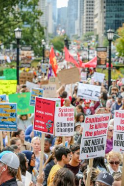 TORONONTO, ONTARIO, CANADA - 27 Eylül 2019: 'Gelecek İçin Cuma' iklim değişikliği protestosu. Küresel İklim Grevi 'nde binlerce insan pankartlarla yürüyor