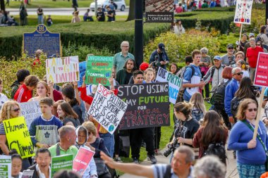 TORONONTO, ONTARIO, CANADA - 27 Eylül 2019: 'Gelecek İçin Cuma' iklim değişikliği protestosu. Küresel İklim Grevi 'nde binlerce insan pankartlarla yürüyor