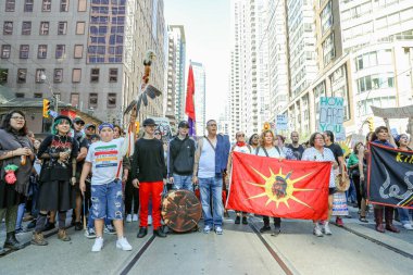 TORONONTO, ONTARIO, CANADA - 27 Eylül 2019: 'Gelecek İçin Cuma' iklim değişikliği protestosu. Küresel İklim Grevi 'nde binlerce insan pankartlarla yürüyor