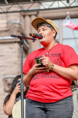 TORONONTO, ONTARIO, CANADA - 27 Eylül 2019: 'Gelecek İçin Cuma' iklim değişikliği protestosu. Küresel İklim Grevi 'nde binlerce insan pankartlarla yürüyor