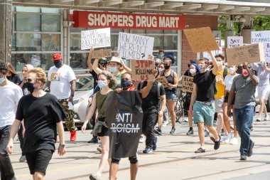 TORONONONONONTO, ONTARIO, CANADA - 6 Haziran 2020: Siyahi Yaşamlar ve George Floyd 'un ölümü ve polis adaletsizliğine karşı dayanışma içinde.