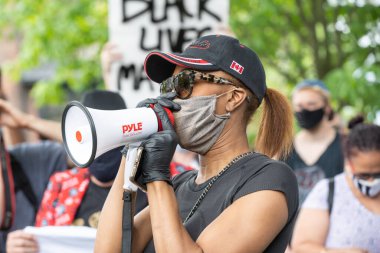 TORONONONONONTO, ONTARIO, CANADA - 6 Haziran 2020: Siyahi Yaşamlar ve George Floyd 'un ölümü ve polis adaletsizliğine karşı dayanışma içinde.
