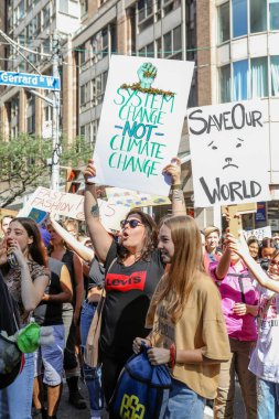 TORONONTO, ONTARIO, CANADA - 27 Eylül 2019: 'Gelecek İçin Cuma' iklim değişikliği protestosu. Küresel İklim Grevi 'nde binlerce insan pankartlarla yürüyor