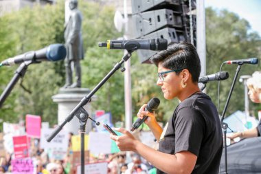 TORONONTO, ONTARIO, CANADA - 27 Eylül 2019: 'Gelecek İçin Cuma' iklim değişikliği protestosu. Küresel İklim Grevi 'nde binlerce insan pankartlarla yürüyor