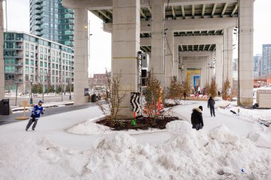 TORONTO, CANADA - 9 HAZİRAN 2018: BENTESİN KALANINDA İNSANLAR. Bentway, Bahçe Otobanı 'nın altında bir kaykay pisti..