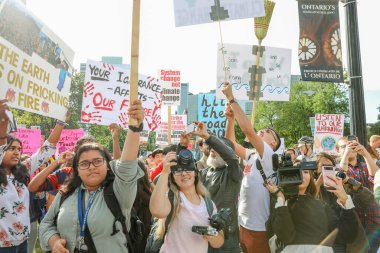 TORONONTO, ONTARIO, CANADA - 27 Eylül 2019: 'Gelecek İçin Cuma' iklim değişikliği protestosu. Küresel İklim Grevi 'nde binlerce insan pankartlarla yürüyor