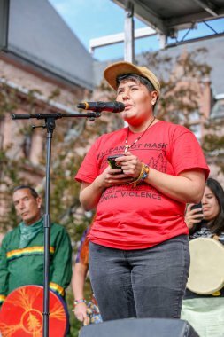 TORONONTO, ONTARIO, CANADA - 27 Eylül 2019: 'Gelecek İçin Cuma' iklim değişikliği protestosu. Küresel İklim Grevi 'nde binlerce insan pankartlarla yürüyor