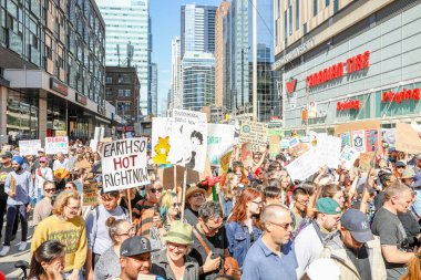 TORONONTO, ONTARIO, CANADA - 27 Eylül 2019: 'Gelecek İçin Cuma' iklim değişikliği protestosu. Küresel İklim Grevi 'nde binlerce insan pankartlarla yürüyor