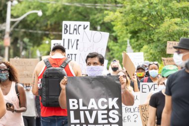 TORONONONONONTO, ONTARIO, CANADA - 6 Haziran 2020: Siyahi Yaşamlar ve George Floyd 'un ölümü ve polis adaletsizliğine karşı dayanışma içinde.