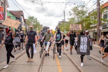 TORONONONONONTO, ONTARIO, CANADA - 6 Haziran 2020: Siyahi Yaşamlar ve George Floyd 'un ölümü ve polis adaletsizliğine karşı dayanışma içinde.