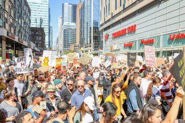 TORONONTO, ONTARIO, CANADA - 27 Eylül 2019: 'Gelecek İçin Cuma' iklim değişikliği protestosu. Küresel İklim Grevi 'nde binlerce insan pankartlarla yürüyor