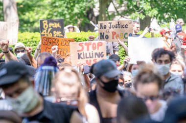 TORONONONONONTO, ONTARIO, CANADA - 6 Haziran 2020: Siyahi Yaşamlar ve George Floyd 'un ölümü ve polis adaletsizliğine karşı dayanışma içinde.