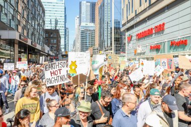 TORONONTO, ONTARIO, CANADA - 27 Eylül 2019: 'Gelecek İçin Cuma' iklim değişikliği protestosu. Küresel İklim Grevi 'nde binlerce insan pankartlarla yürüyor