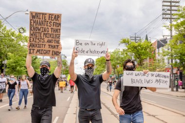 TORONONONONONTO, ONTARIO, CANADA - 6 Haziran 2020: Siyahi Yaşamlar ve George Floyd 'un ölümü ve polis adaletsizliğine karşı dayanışma içinde.