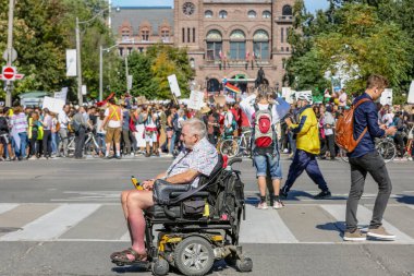 TORONONTO, ONTARIO, CANADA - 27 Eylül 2019: 'Gelecek İçin Cuma' iklim değişikliği protestosu. Küresel İklim Grevi 'nde binlerce insan pankartlarla yürüyor