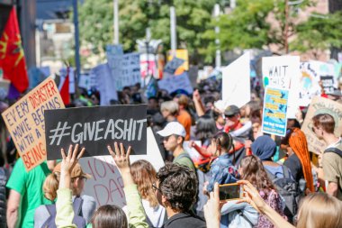 TORONONTO, ONTARIO, CANADA - 27 Eylül 2019: 'Gelecek İçin Cuma' iklim değişikliği protestosu. Küresel İklim Grevi 'nde binlerce insan pankartlarla yürüyor